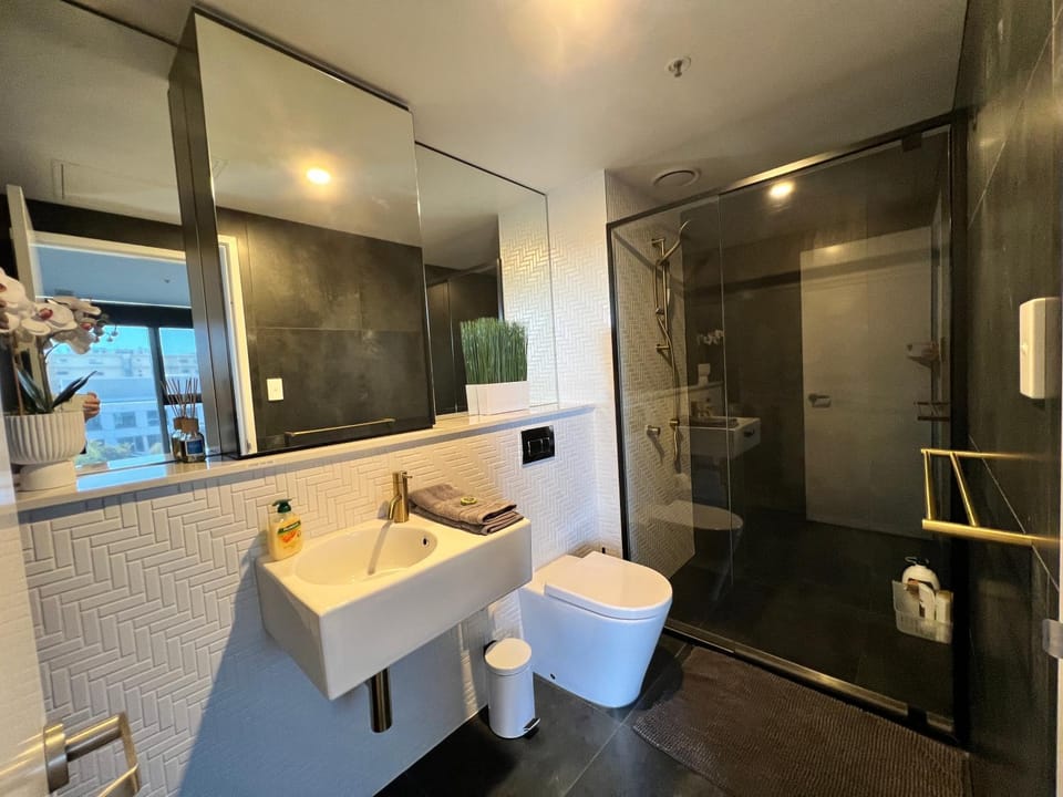 Shower, Toilet, Bathroom, towels