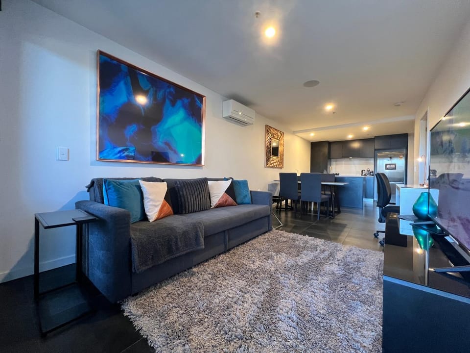TV and multimedia, Kitchen or kitchenette, Living room, Seating area, Dining area