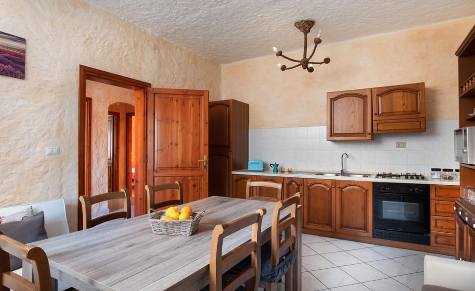 Kitchen or kitchenette, Living room, Dining area, minibar, pet friendly, stove
