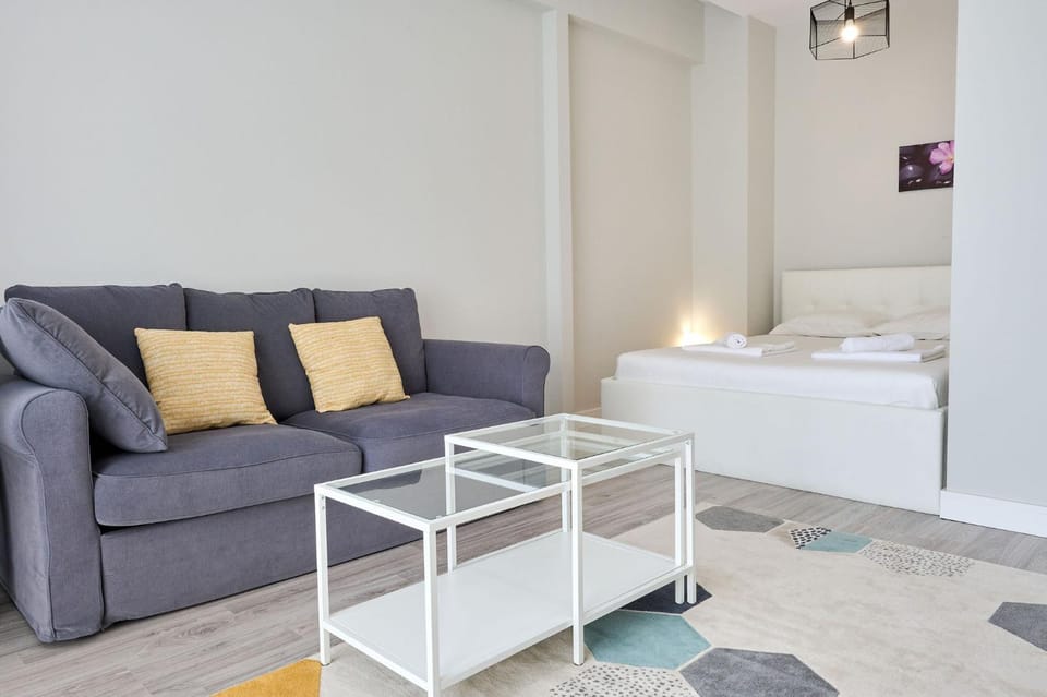Bed, Living room, Photo of the whole room, Seating area, Bedroom, towels