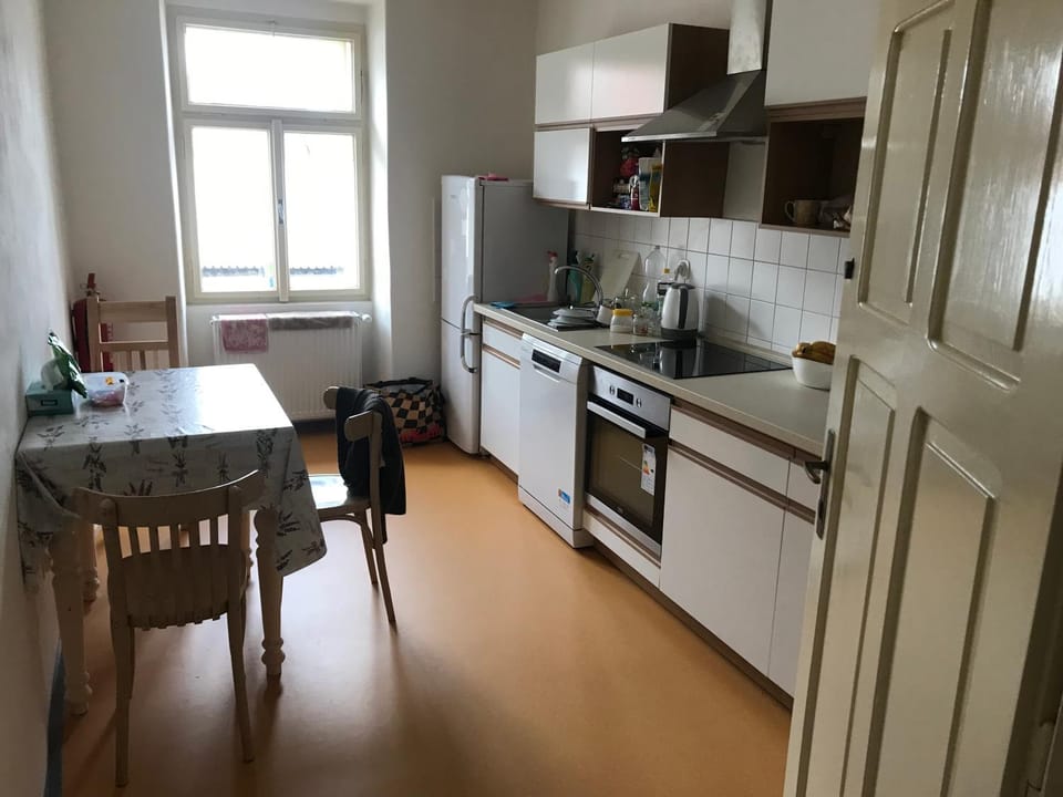 Coffee/tea facilities, Kitchen or kitchenette, Dining area, dishwasher, stove
