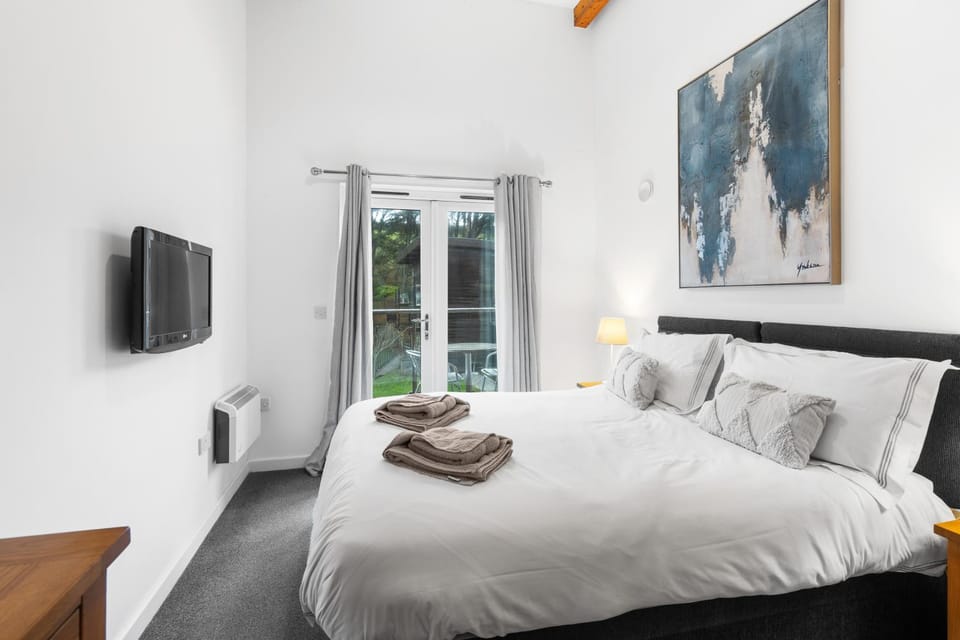 Bed, TV and multimedia, Photo of the whole room, Bedroom, towels