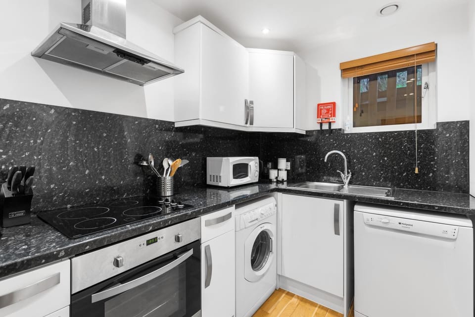 Kitchen or kitchenette, oven, washing machine