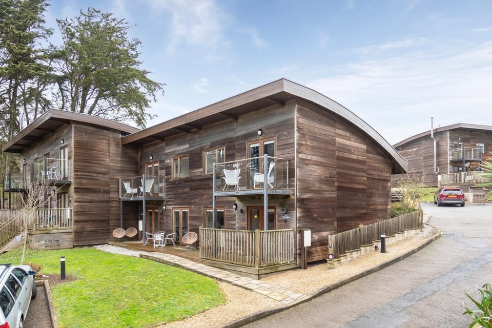 Property building, Day, Neighbourhood, Location, Parking