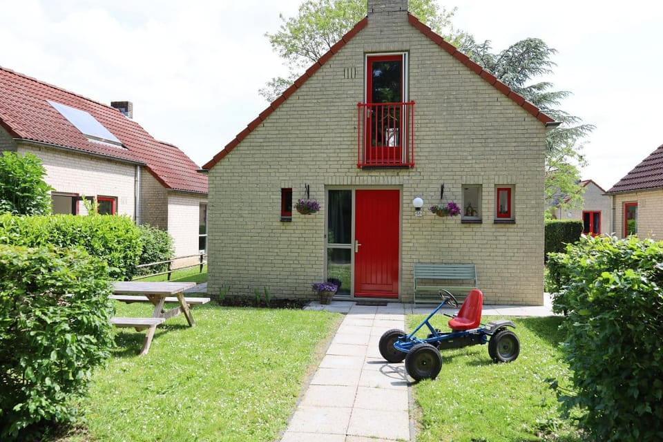 7 person House with swing, firepit, hammock, garden, swimming lake, child friendly, in- and outside playground, and great coffee House in Gelderland, Netherlands