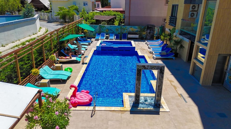 Day, Evening entertainment, Pool view, Swimming pool, sunbed