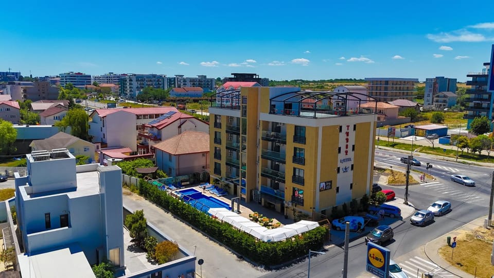 Property building, Day, Bird's eye view, City view, Street view, Location, Parking