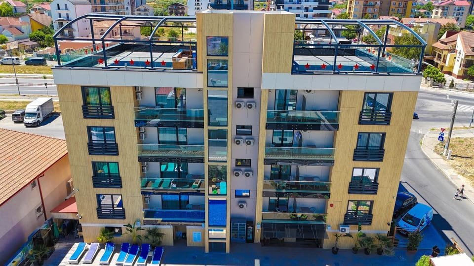 Property building, Day, Bird's eye view, View (from property/room), Balcony/Terrace, City view, Pool view, Street view, Swimming pool, Location, Parking
