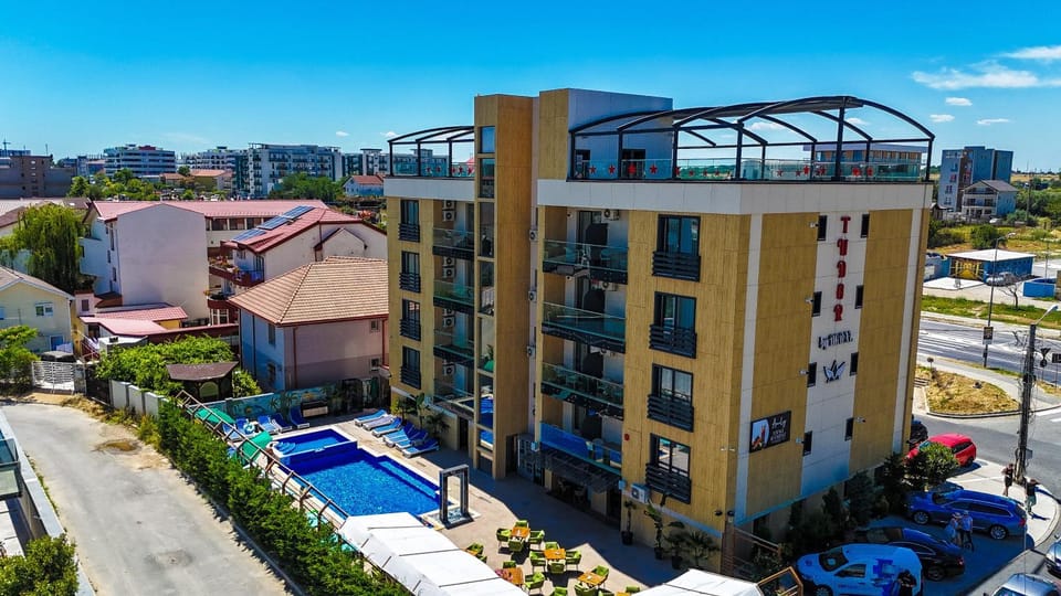 Property building, Day, Neighbourhood, Bird's eye view, City view, Pool view, Street view, Swimming pool, Location, Parking, sunbed