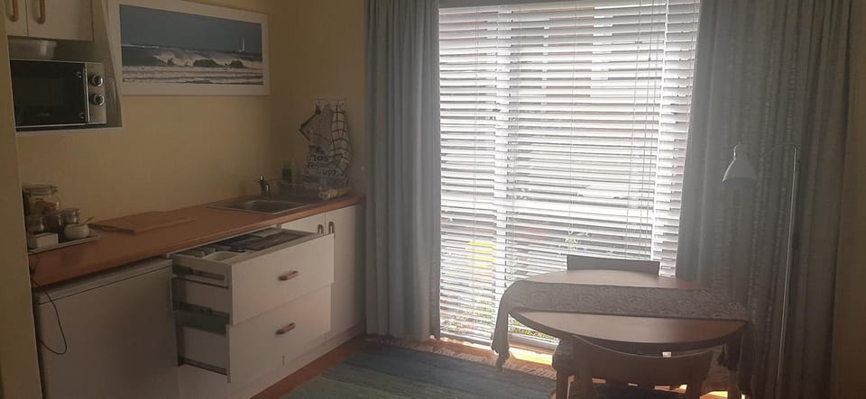 Kitchen or kitchenette, Dining area, minibar, oven, stove