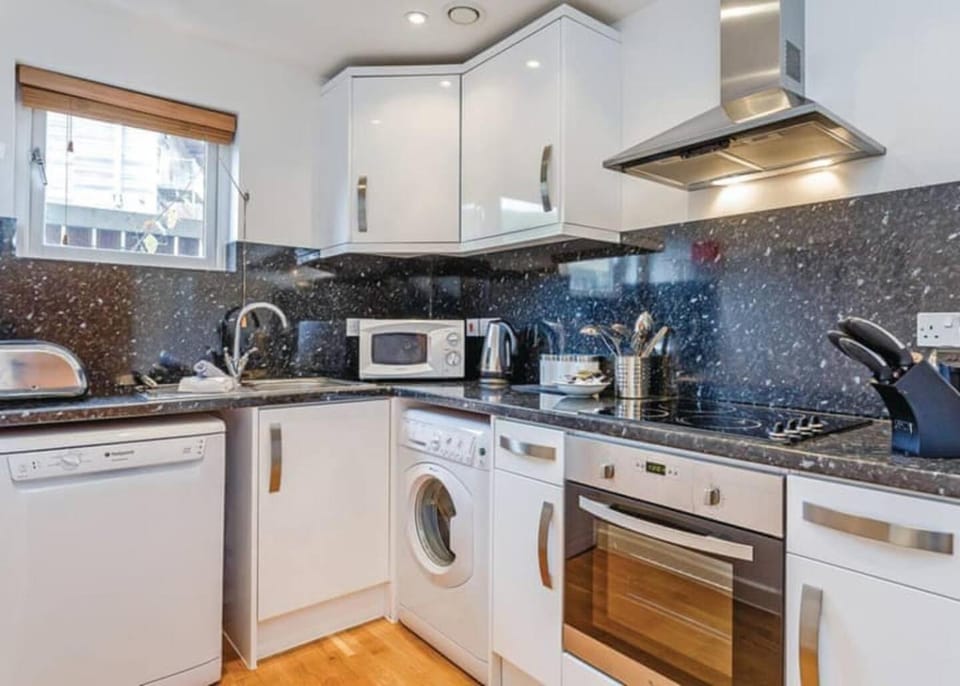 Kitchen or kitchenette, dishwasher, minibar, toaster, washing machine