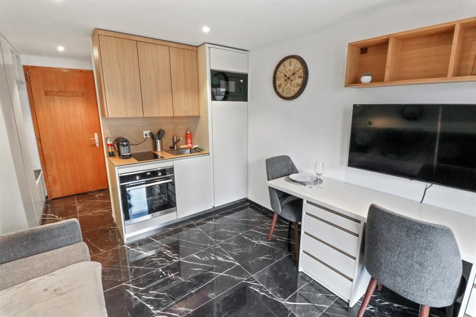 TV and multimedia, Kitchen or kitchenette, Seating area, Dining area, minibar, pet friendly, stove, toaster