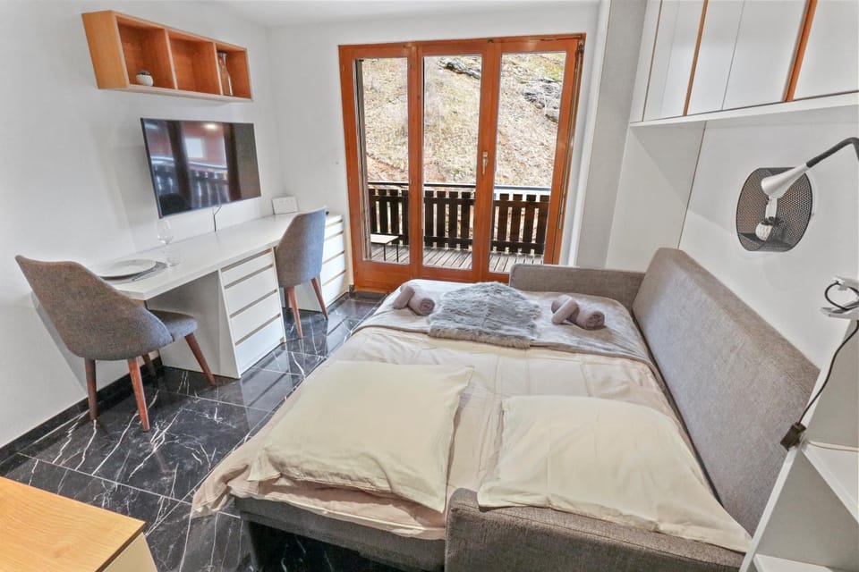 Bed, TV and multimedia, Living room, Seating area, Dining area, Bedroom