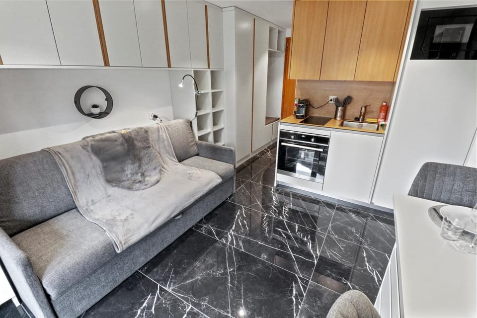 Coffee/tea facilities, Living room, Seating area, minibar, pet friendly, stove, toaster