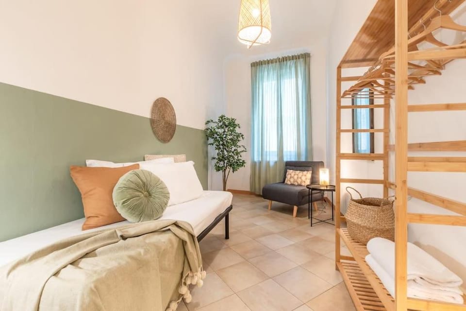 Bed, Photo of the whole room, Seating area