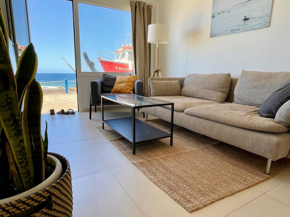 Weybeach1 -shared terrace,ocean view,sea frontline Apartment in Isla de Lanzarote