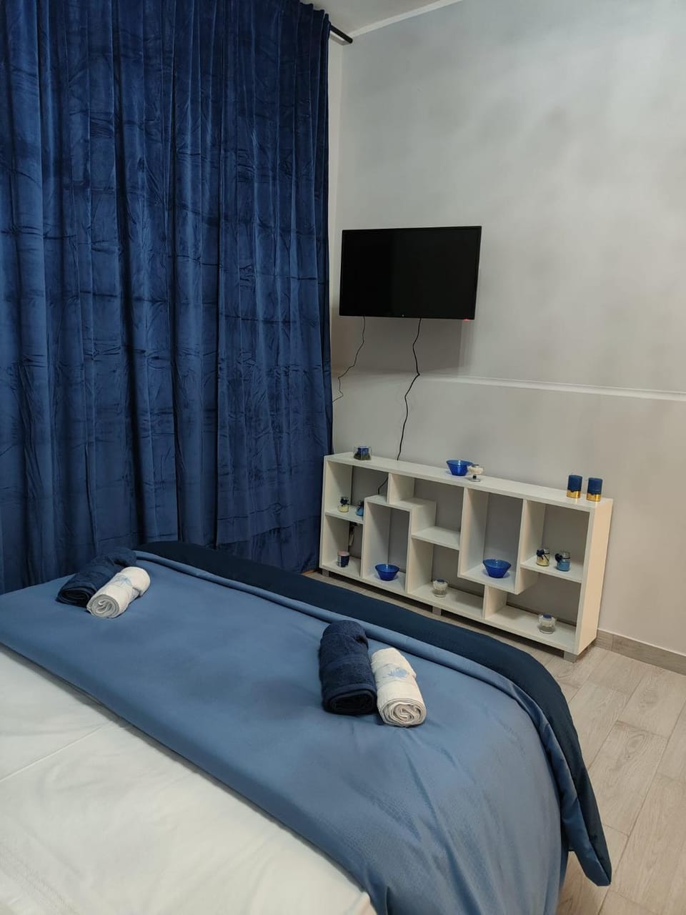 Bed, TV and multimedia, Photo of the whole room, Bedroom