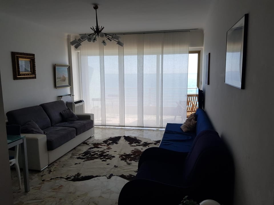 Menton front bord de mer Côte d'Azur Florentina sea view French Riviera proche Monaco Montecarlo superb studio Apartment in Menton