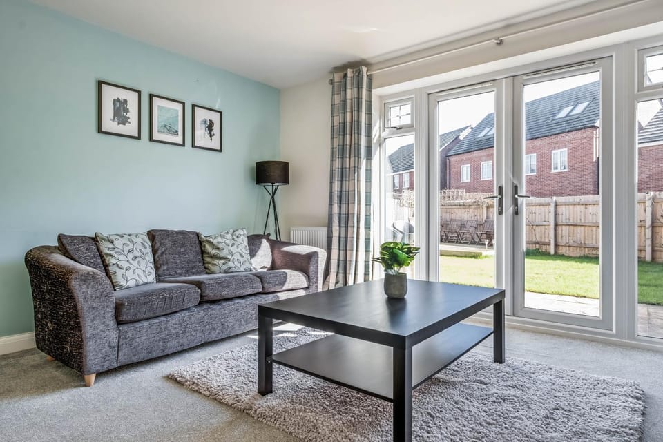 Patio, Living room, Seating area, hair dresser