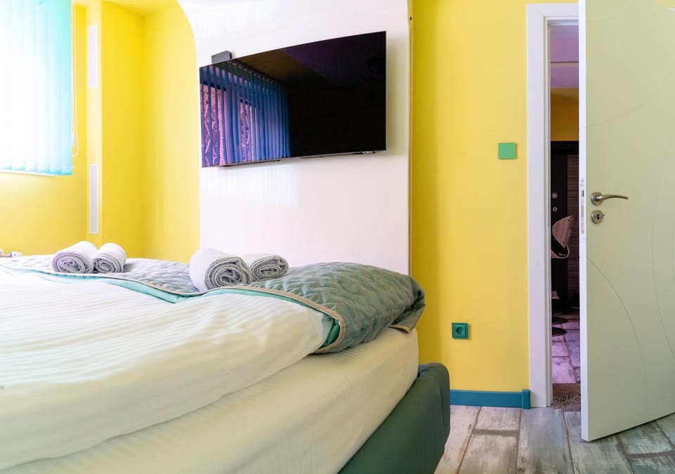 Bed, TV and multimedia, Bedroom
