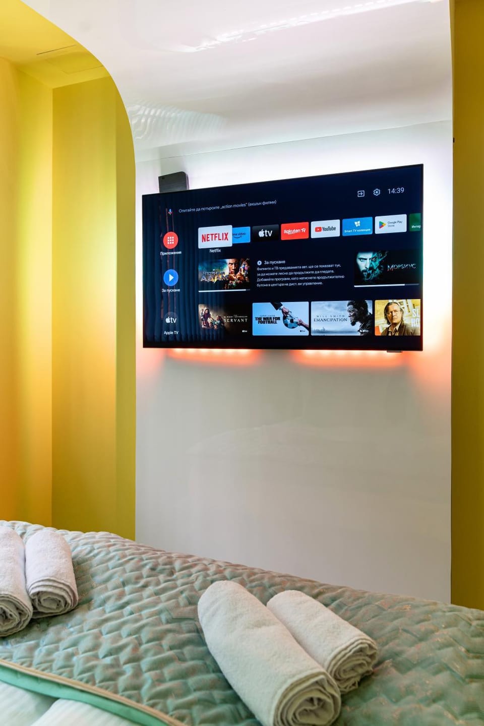 Bed, TV and multimedia, Bedroom, towels
