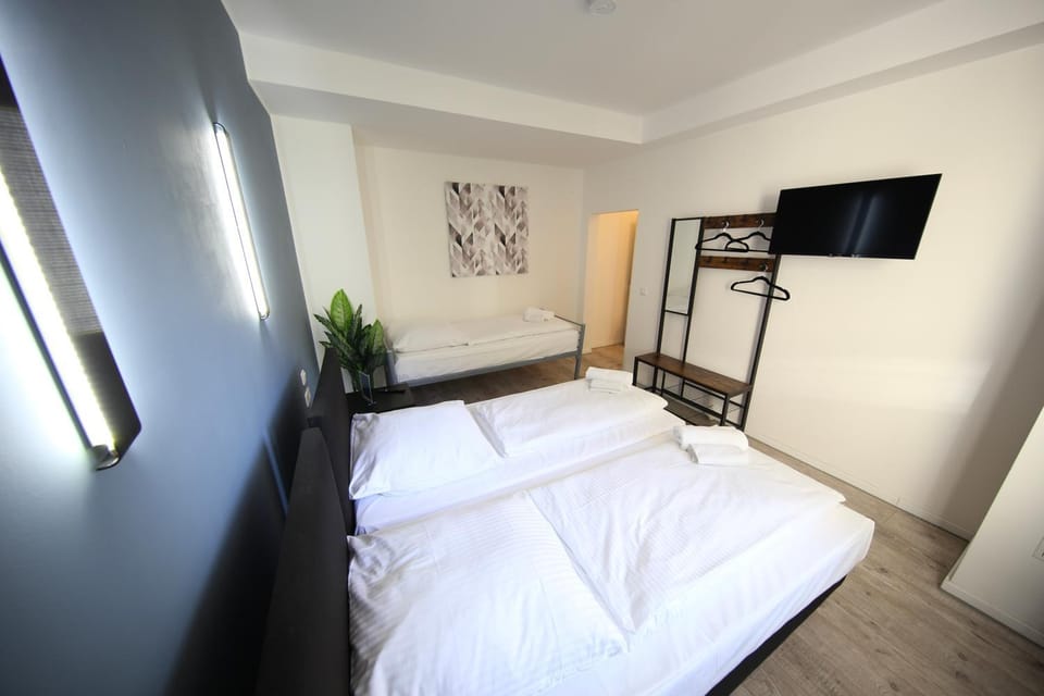 Bed, TV and multimedia, Photo of the whole room, Evening entertainment, Bedroom