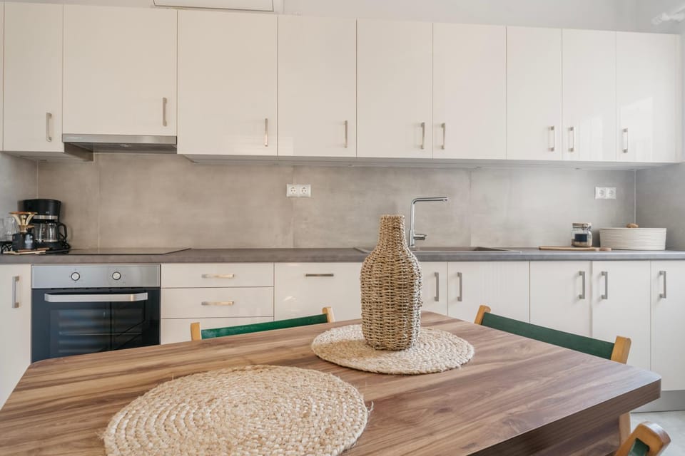 Coffee/tea facilities, Kitchen or kitchenette, Dining area, stove