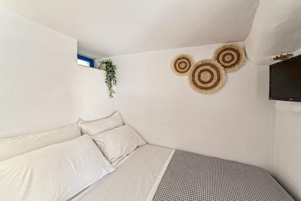Cozy Cave Studio House in Santorini