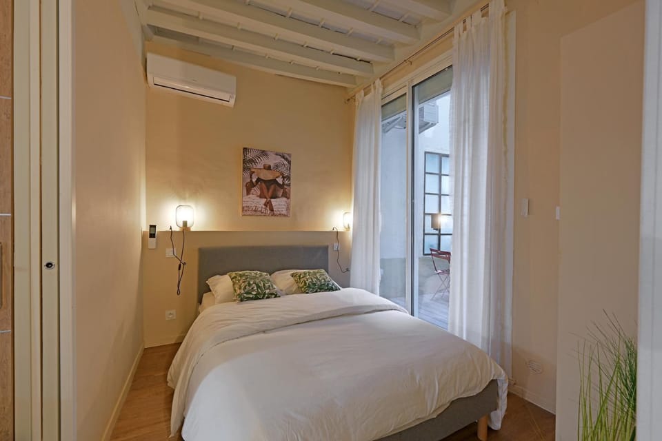 Photo of the whole room, Bedroom, air conditioner