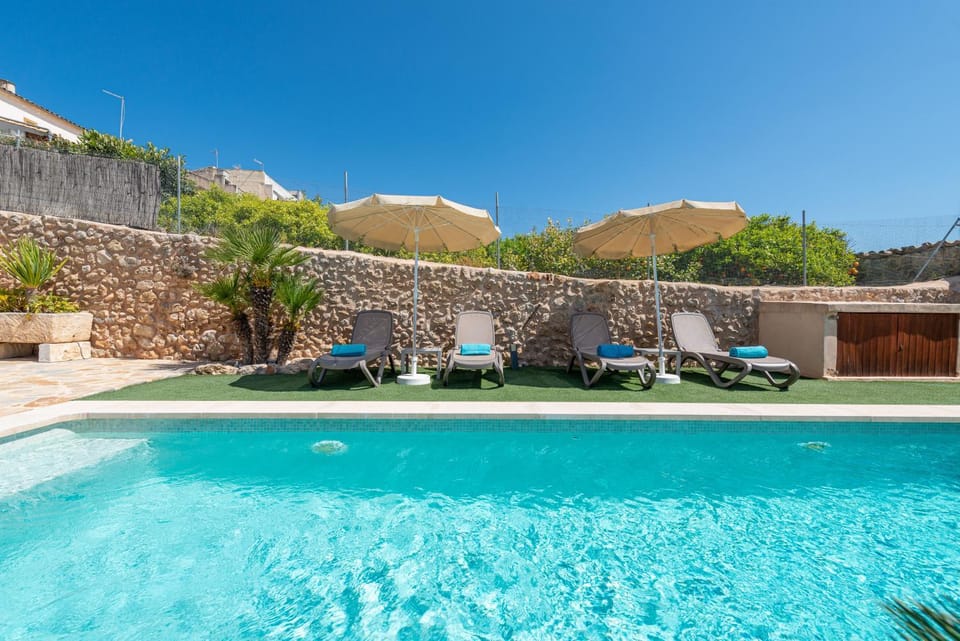 Swimming pool, sunbed