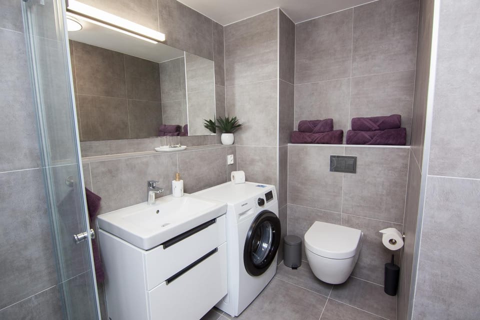 Shower, Toilet, Bathroom, towels, washing machine