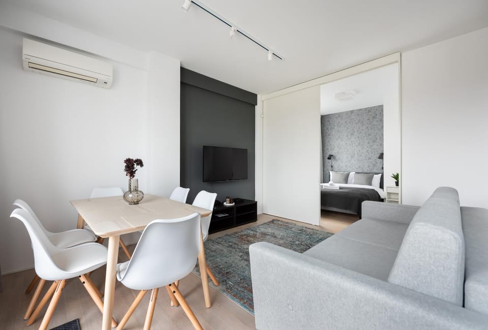TV and multimedia, Living room, Seating area, Dining area, air conditioner
