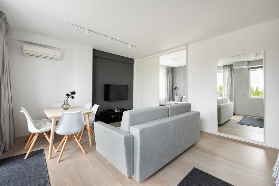 TV and multimedia, Living room, Seating area, Evening entertainment, air conditioner