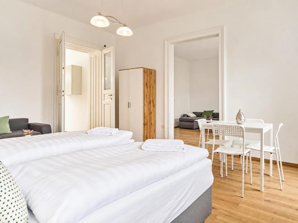 Bed, Seating area, Dining area, Bedroom, wardrobe