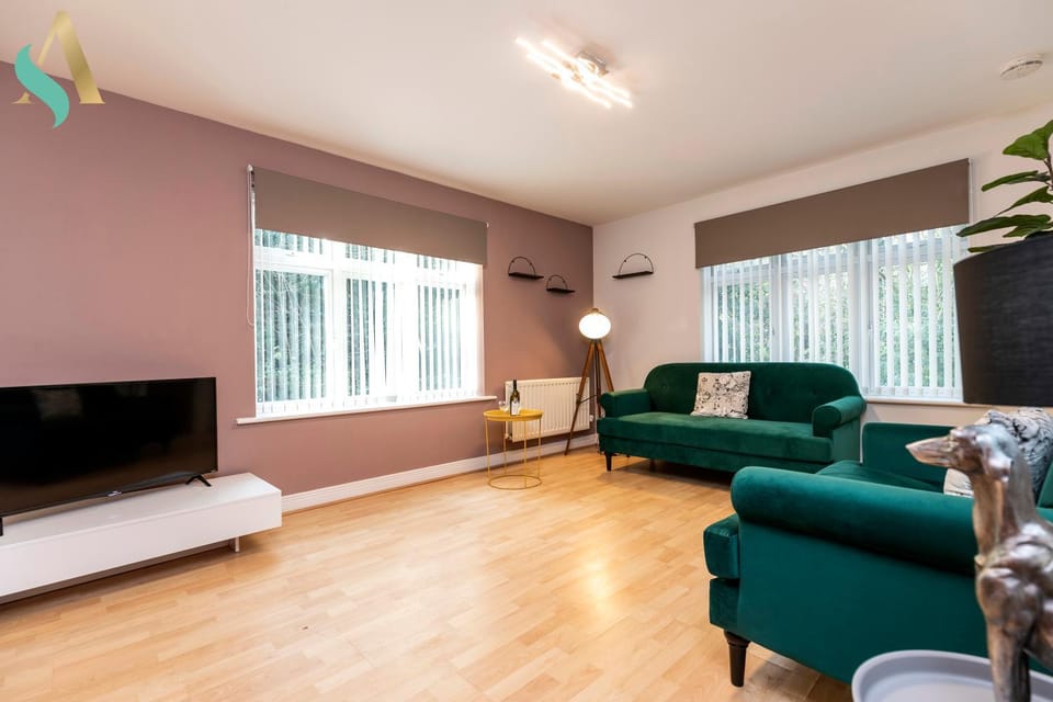 Communal lounge/ TV room, TV and multimedia, Living room, Seating area, Evening entertainment