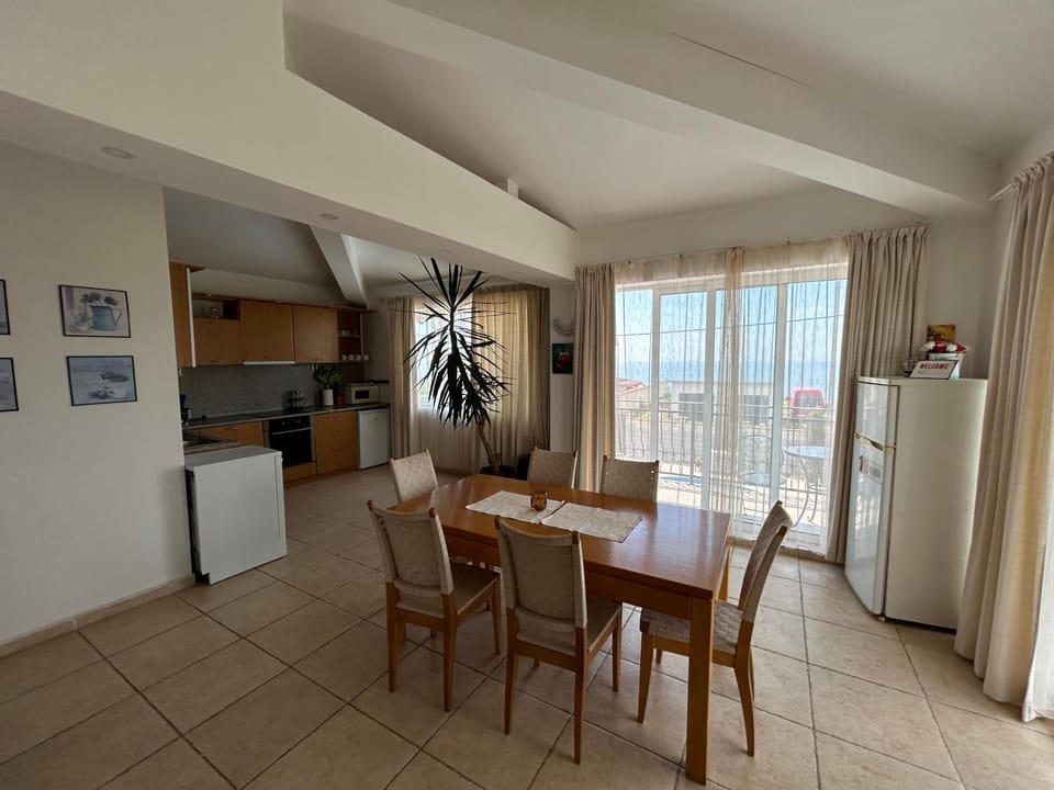 Kitchen or kitchenette, Dining area, pet friendly, stove