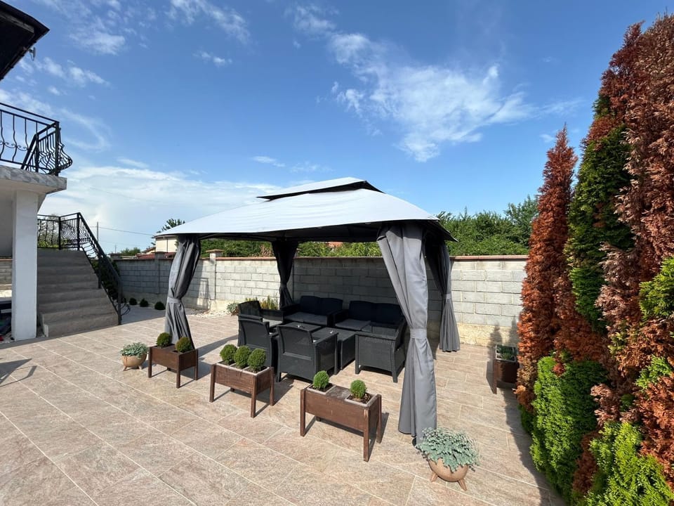 Spring, Day, Garden, Balcony/Terrace, Garden view