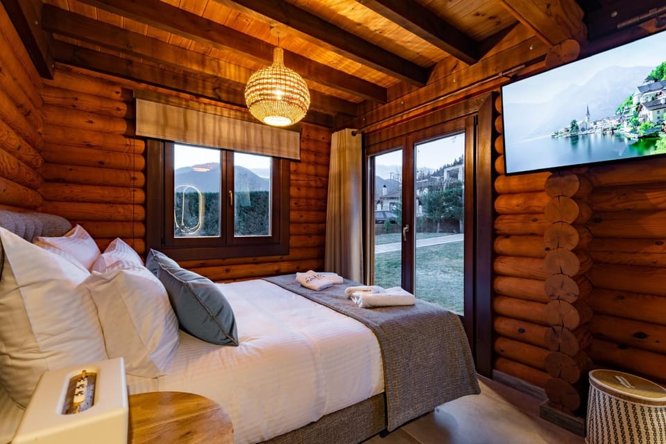 Bed, Natural landscape, TV and multimedia, Photo of the whole room, Bedroom