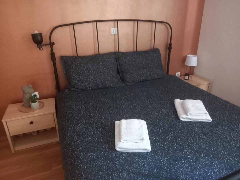 Bed, Bedroom, towels