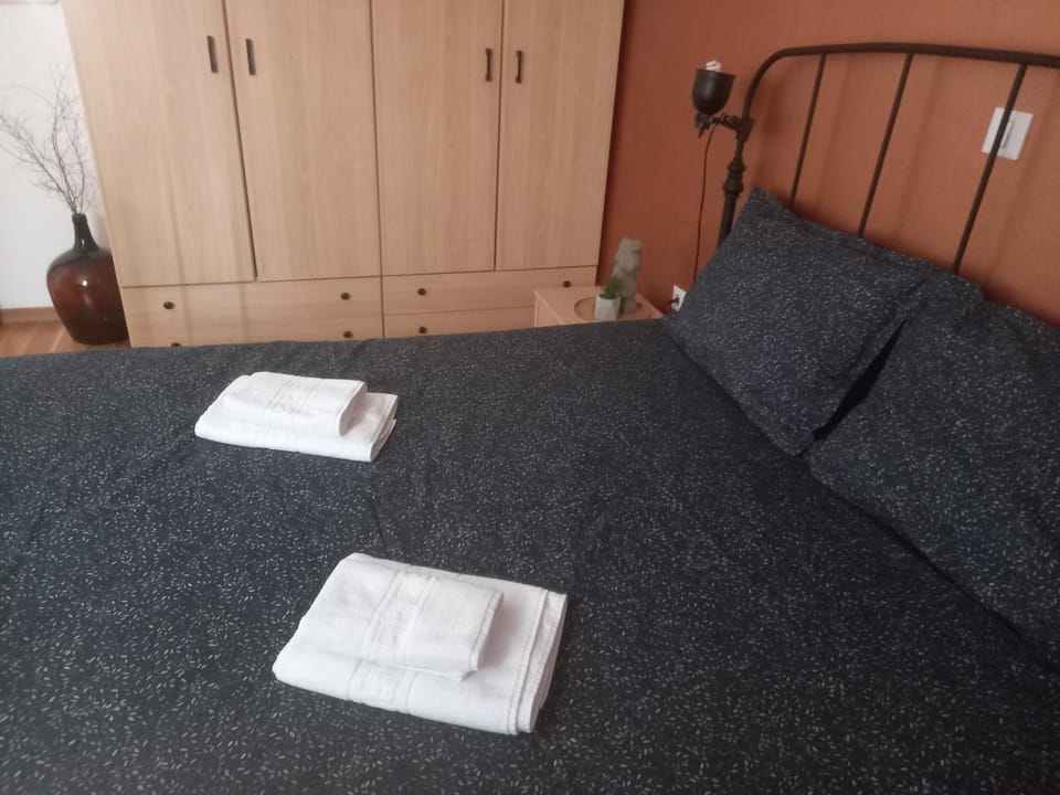 Bed, Bedroom, towels