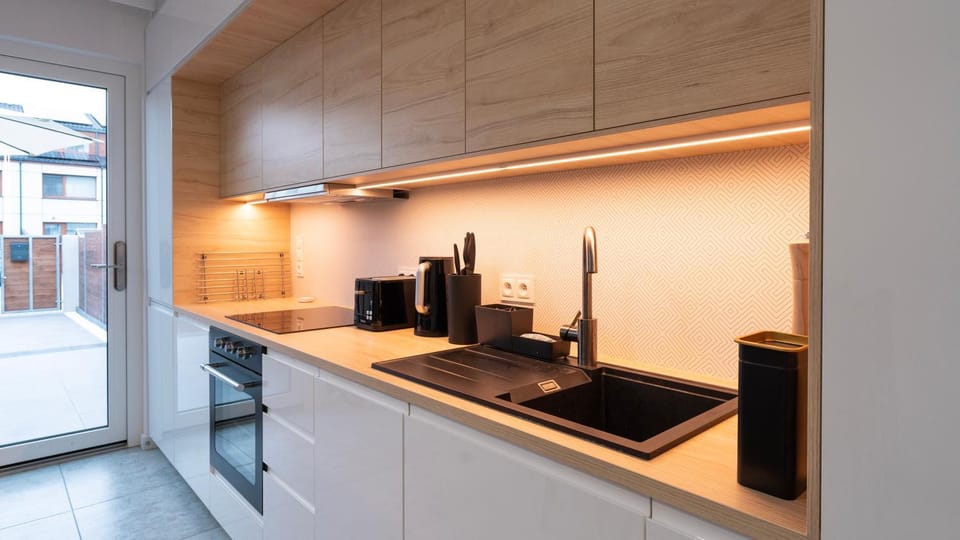 Coffee/tea facilities, Kitchen or kitchenette, stove