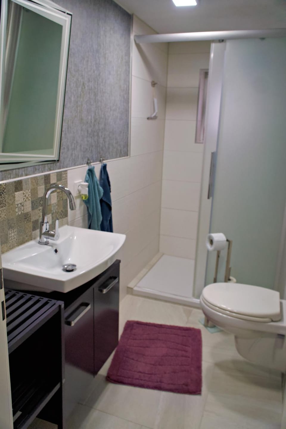 Shower, Toilet, Bathroom, towels