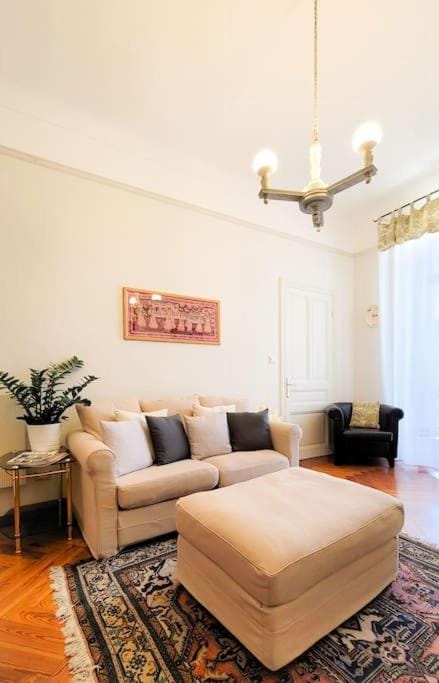 Living room, Photo of the whole room, Seating area