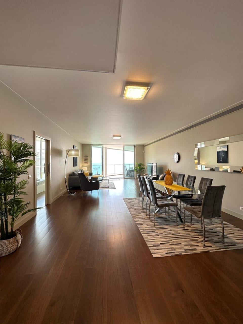 TV and multimedia, Living room, Seating area, Dining area