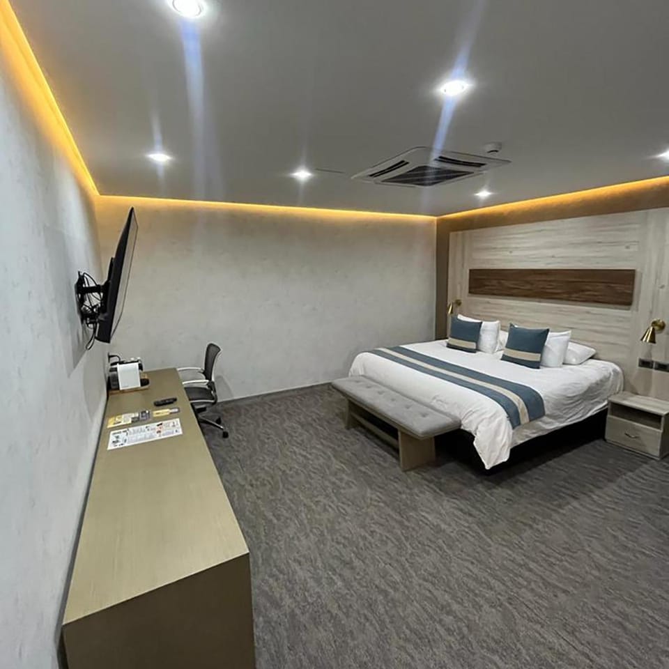 Bed, TV and multimedia, Photo of the whole room, Bedroom, air conditioner