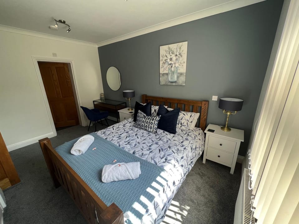 Bed, Bathroom, Bedroom, towels