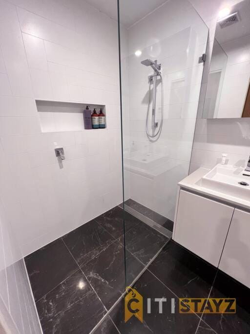 Black & White Delight - 2bd 2bth Apt - Braddon Apartment in Canberra