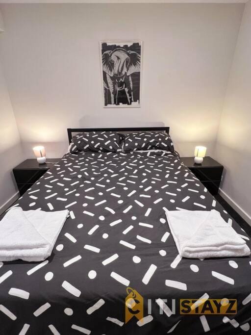 Black & White Delight - 2bd 2bth Apt - Braddon Apartment in Canberra
