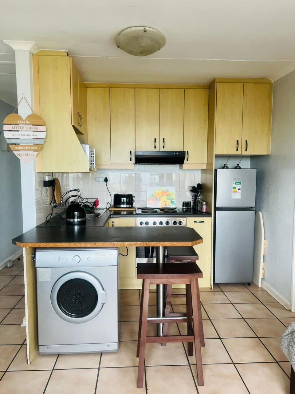 Coffee/tea facilities, Kitchen or kitchenette, Dining area, oven, stove, toaster