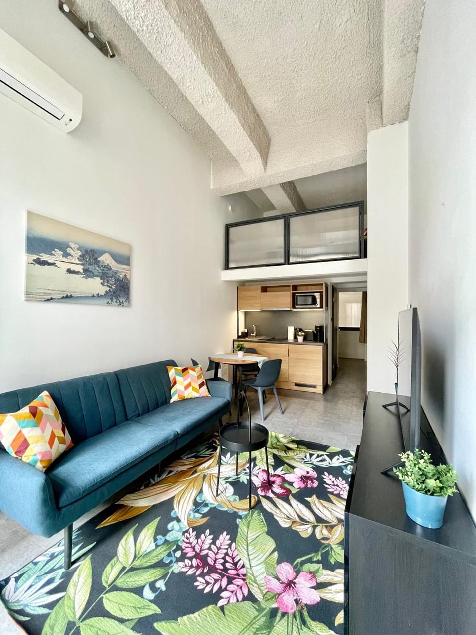 Kitchen or kitchenette, Living room, Dining area, minibar, air conditioner